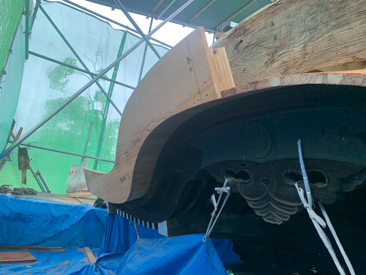 小さな祠の銅板葺き替え工事（施工中）