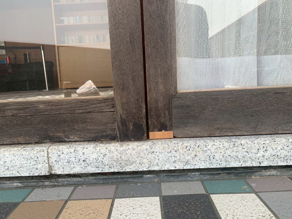 フロアタイルの張り替え工事（施工前）