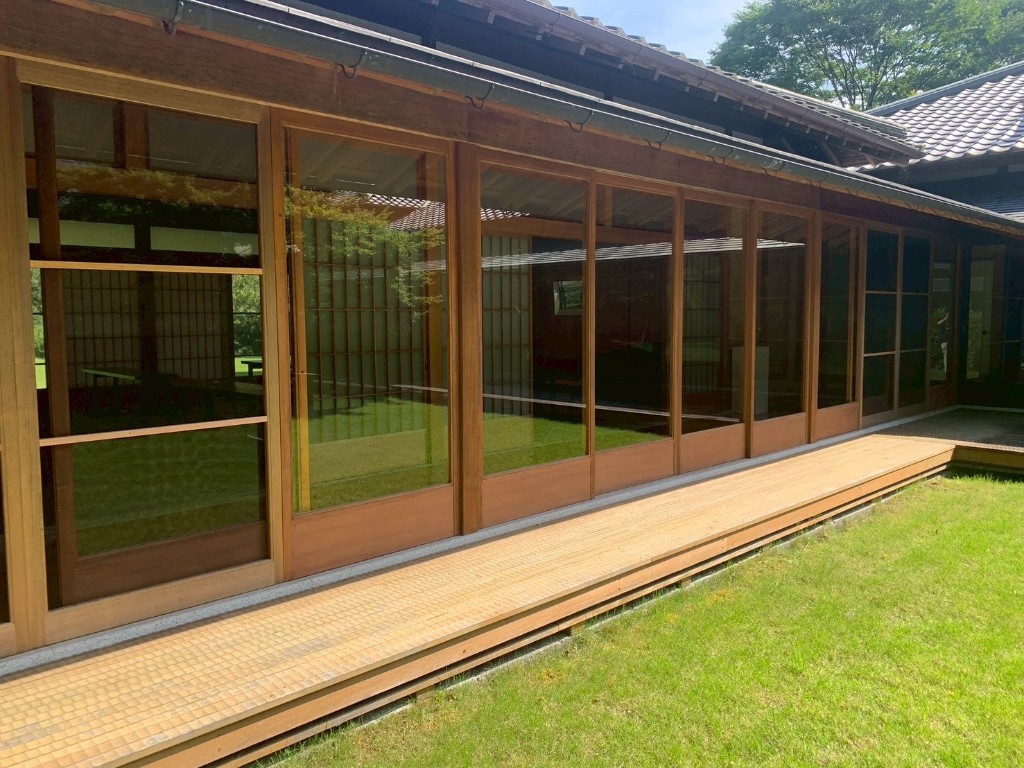 縁側デッキと木製引き戸の塗装工事(施工後)