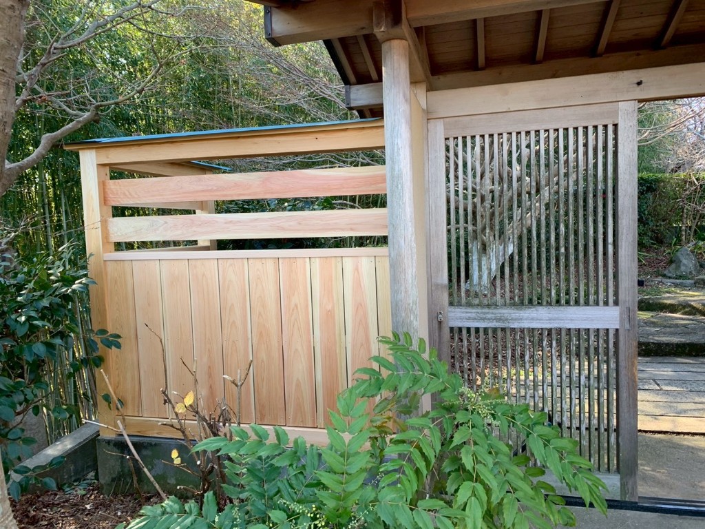 木製門扉と板塀の造作工事