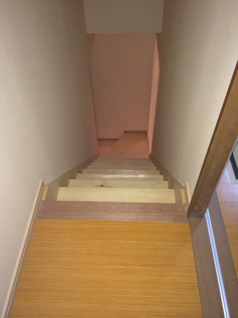 木製階段と床の内装仕上げ工事
