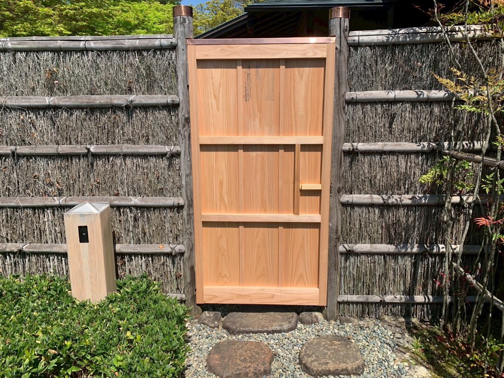 庭の門扉を新しい木製門へ交換