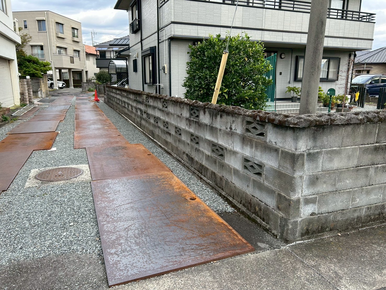 ブロック塀の撤去とフェンス設置工事（施工中）