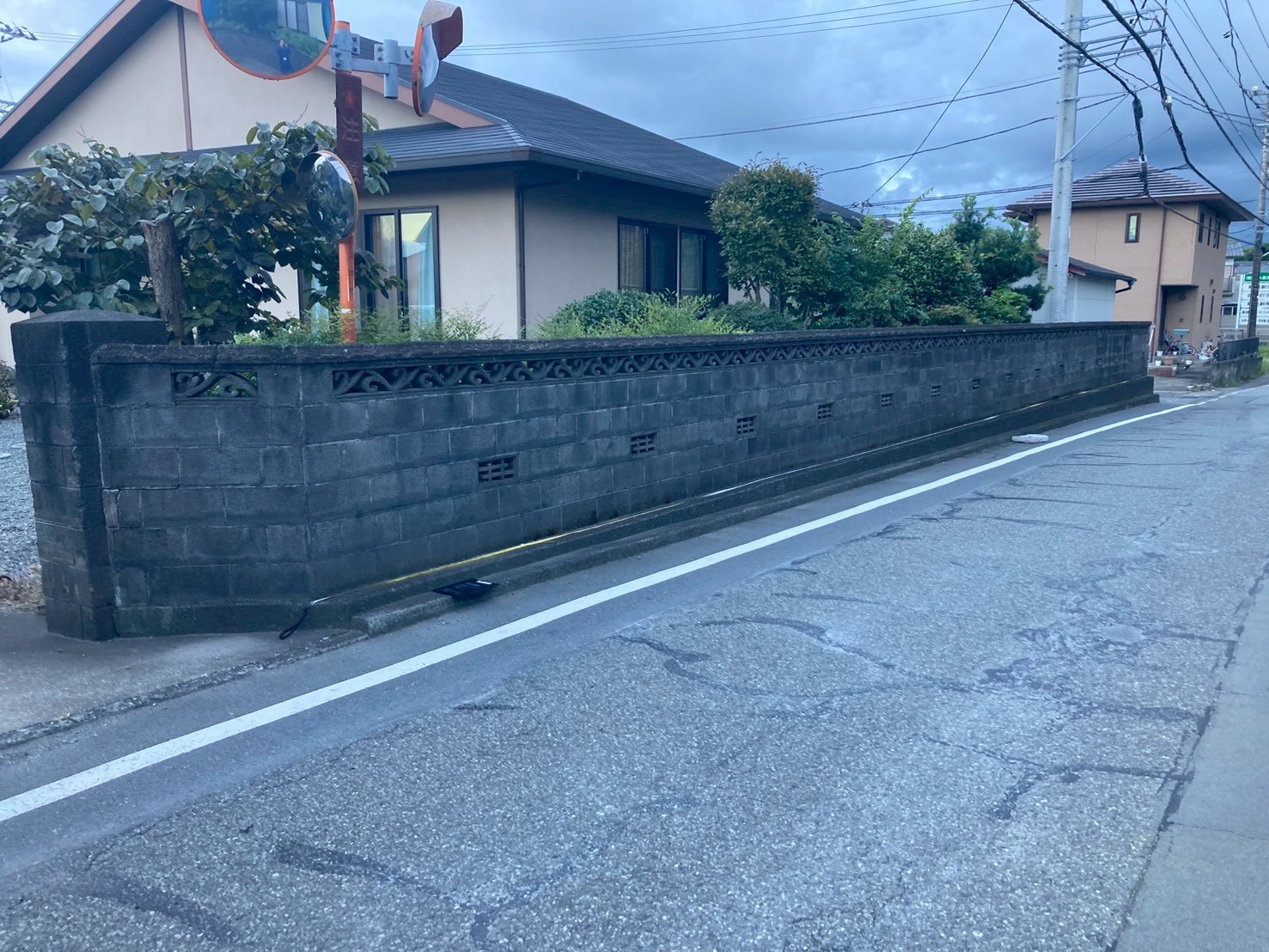 ブロック塀の撤去と目隠しフェンス設置工事（施工前）