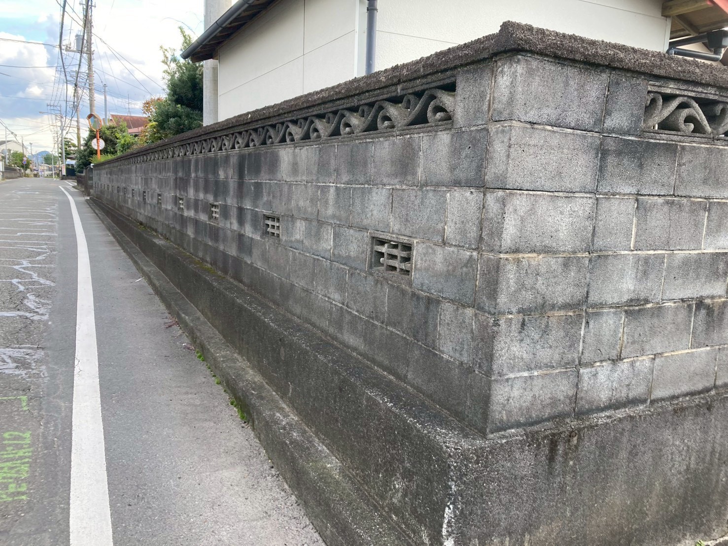 ブロック塀の撤去と目隠しフェンス設置工事（施工前）